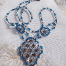 Arabesque-Halskette mit Swarovski-Kristallen, Glaskreiseln und Rocailles montiert.
